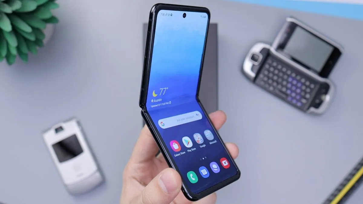 AI features in foldable phones vs traditional smartphones